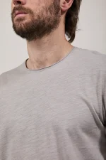 Мъжка Тениска С Отворено Деколте И Релефна Структура На Материята
